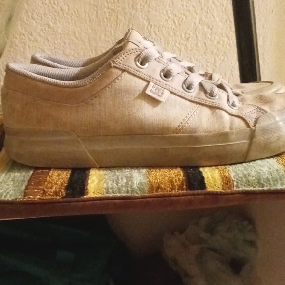 DC size 9 but fits more like an 8-8.5w - Picture 1 of 4